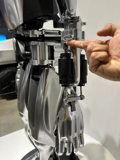 科力爾與特斯拉車(chē)展 從普通機(jī)械到智能出行的協(xié)同進(jìn)化